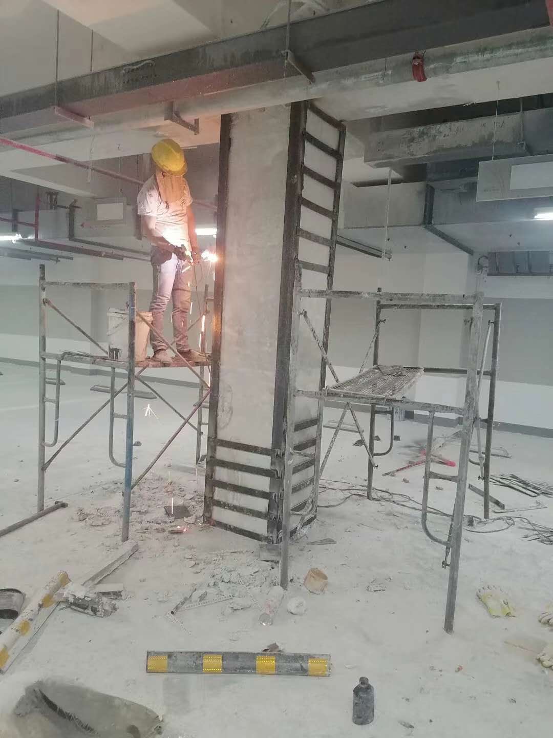 武汉某商场地下车库柱包钢加固